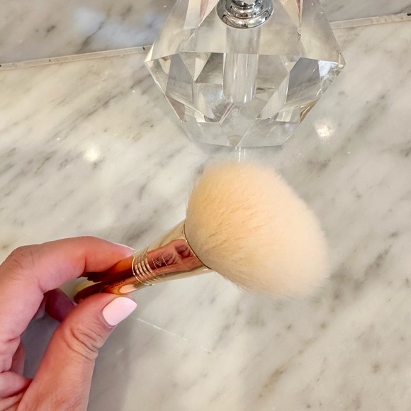 2/$12 * Sigma Large Angled Contour Brush - Picture 6 of 7